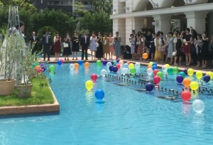 結婚式フライングバルーンの様子